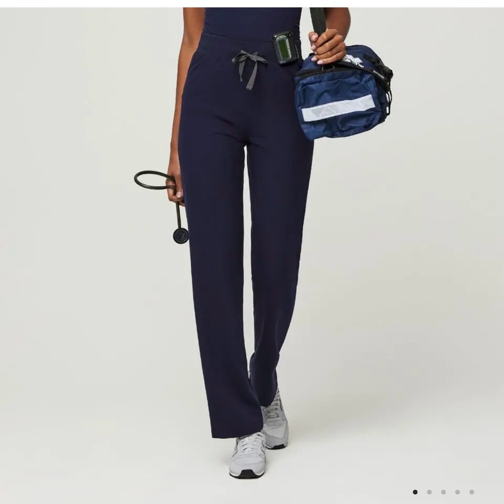 Women’ Figs Livingston basic scrub pants
Size Large petite (short length)